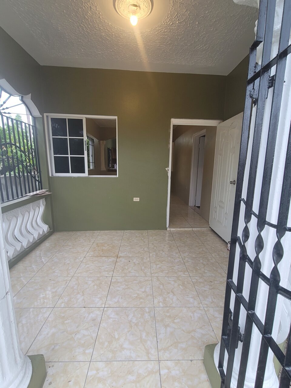 2 Bedrooms Apartment For Ret
