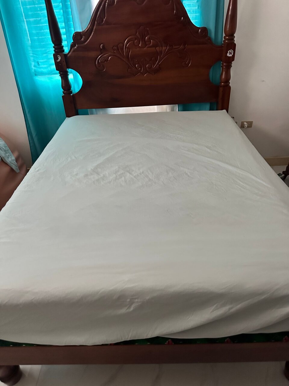 Queen Size Mattres With Base And Free Side Table