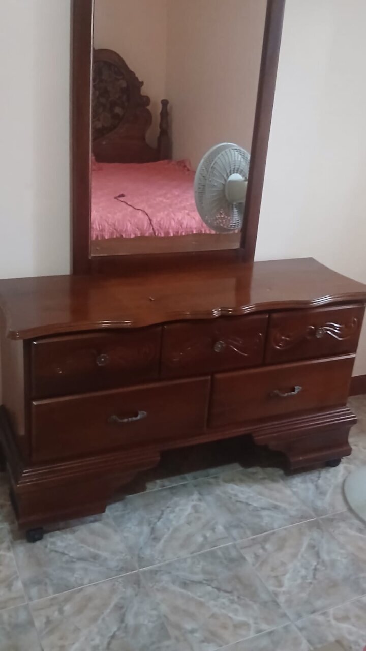 Beautiful Bedroom Oak Dresser Set With Mirror