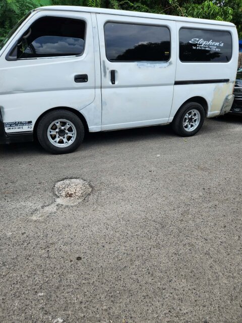 2004 Nissan Carvan Bus