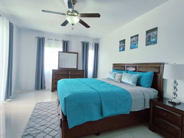 Stylish 2 Bedrooms Penthouse Suite with Balcony