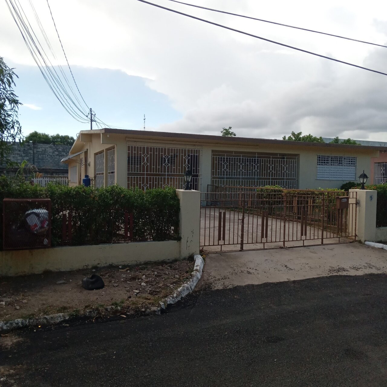 Cozy 3 Bedrooms House, Centrally Located